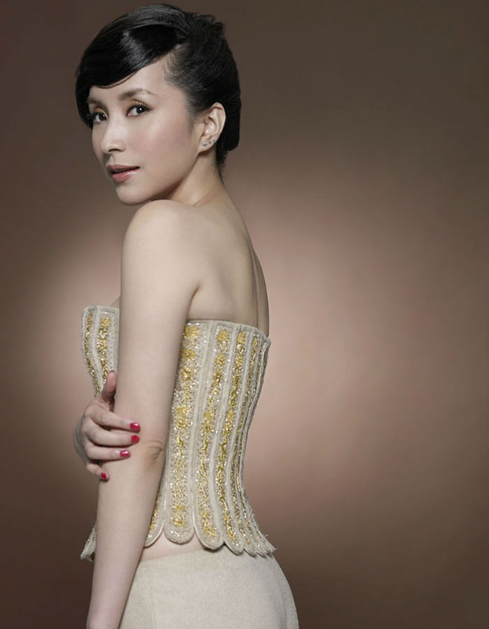 當(dāng)紅歌手湯燦拍攝曼灑特服飾平面廣告